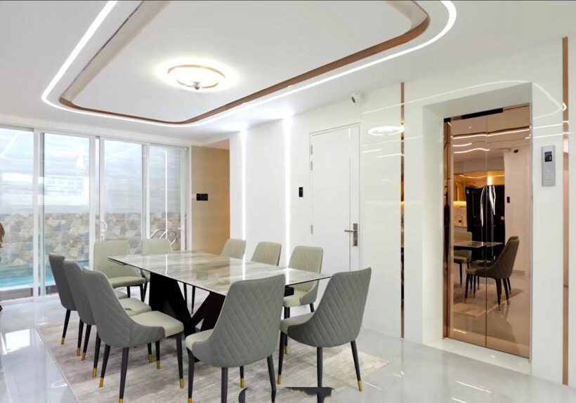 Bàn ăn phòng bếp hướng ra bể bơi