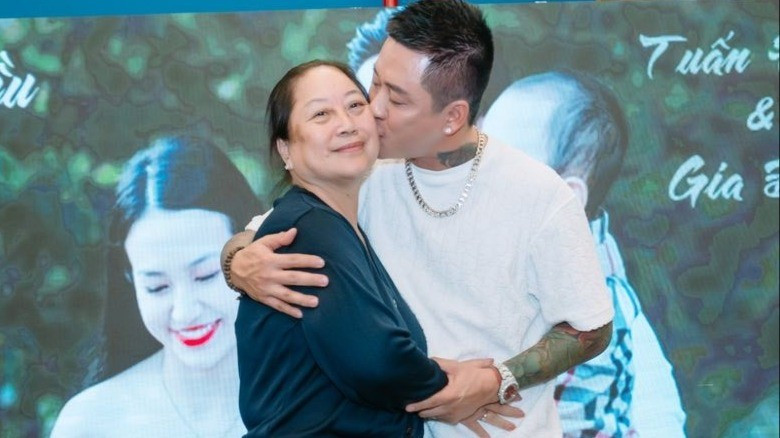 Tuấn Hưng bất an, lo lắng khi sức khỏe mẹ ruột ngày càng yếu sau thời gian mắc bạo bệnh.