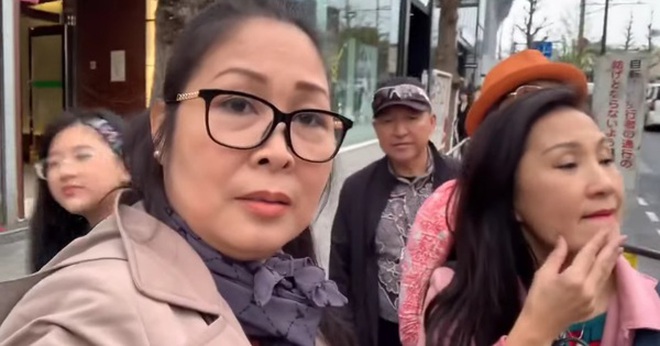 NSND Hồng Vân đi dạo ở Tokyo