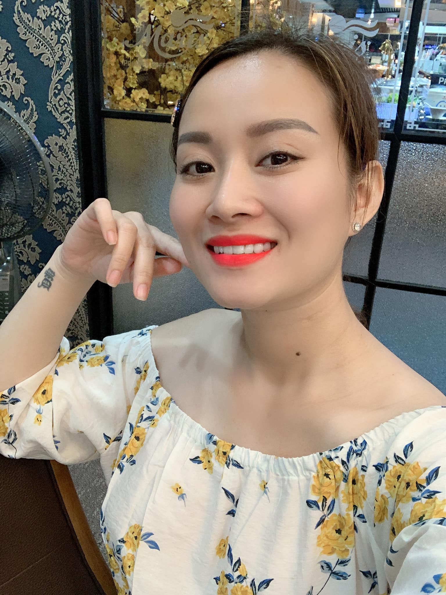 Nhan sắc vợ hơn 8 tuổi, có 2 con riêng của nam ca sĩ Việt có tiếng- Ảnh 4. Trân Châu với vẻ đẹp đằm thắm