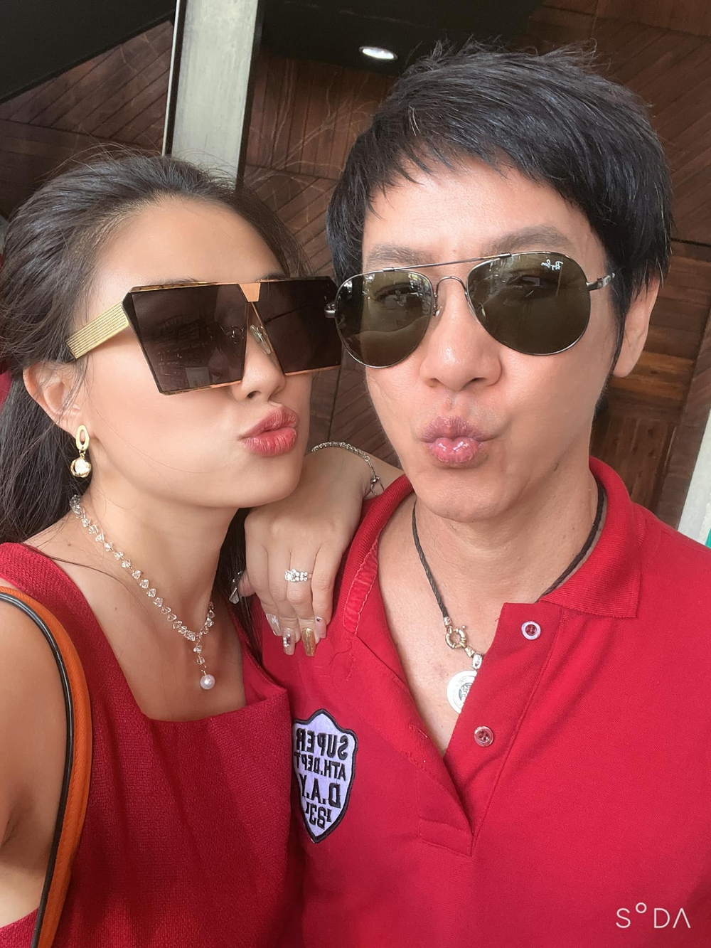 Nam nghệ sĩ 61 tuổi được vợ kém gần 30 tuổi xem như báu vật: Thích ở nhà dọn dẹp, nấu nướng, giặt giũ- Ảnh 4. Nam nghệ sĩ trẻ trung bên vợ trẻ