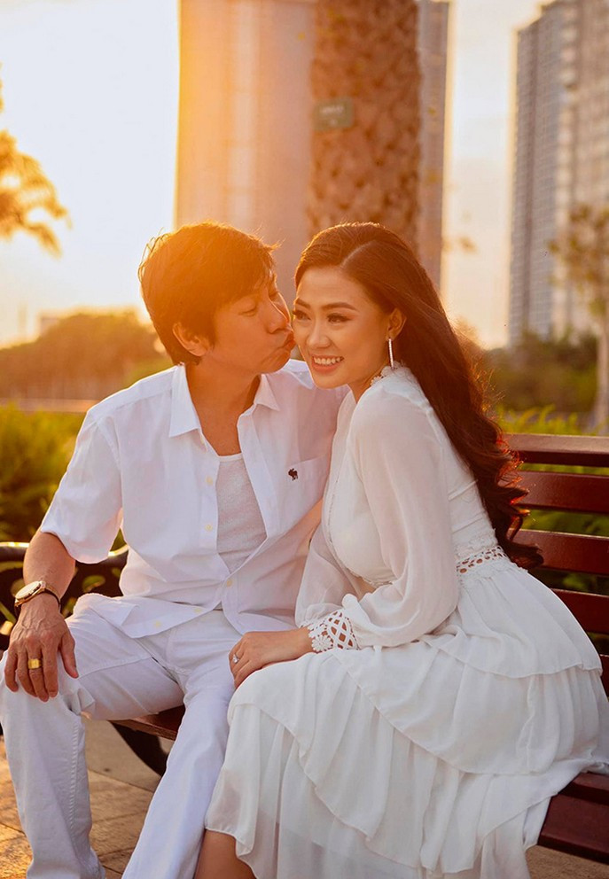 Nam nghệ sĩ 61 tuổi được vợ kém gần 30 tuổi xem như báu vật: Thích ở nhà dọn dẹp, nấu nướng, giặt giũ- Ảnh 2. Lê Huỳnh và vợ kém gần 30 tuổi