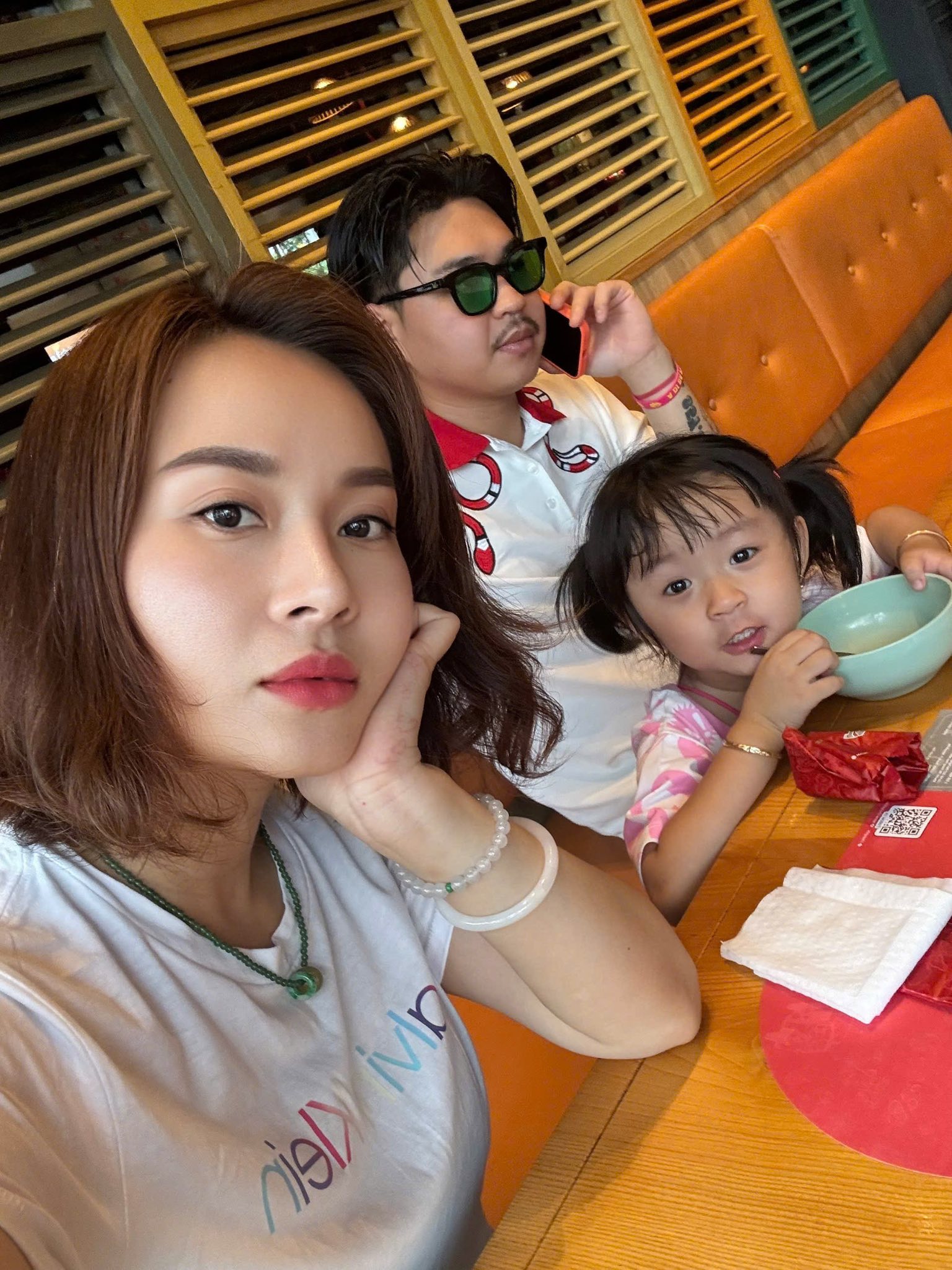 Nhan sắc vợ hơn 8 tuổi, có 2 con riêng của nam ca sĩ Việt có tiếng- Ảnh 8. Duy Phước thể hiện tình yêu với vợ