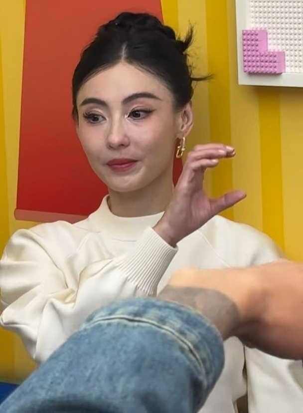 Trương Bá Chi đang làm gì với gương mặt của mình vậy?- Ảnh 2. Khác biệt rõ rệt trên gương mặt Trương Bá Chi