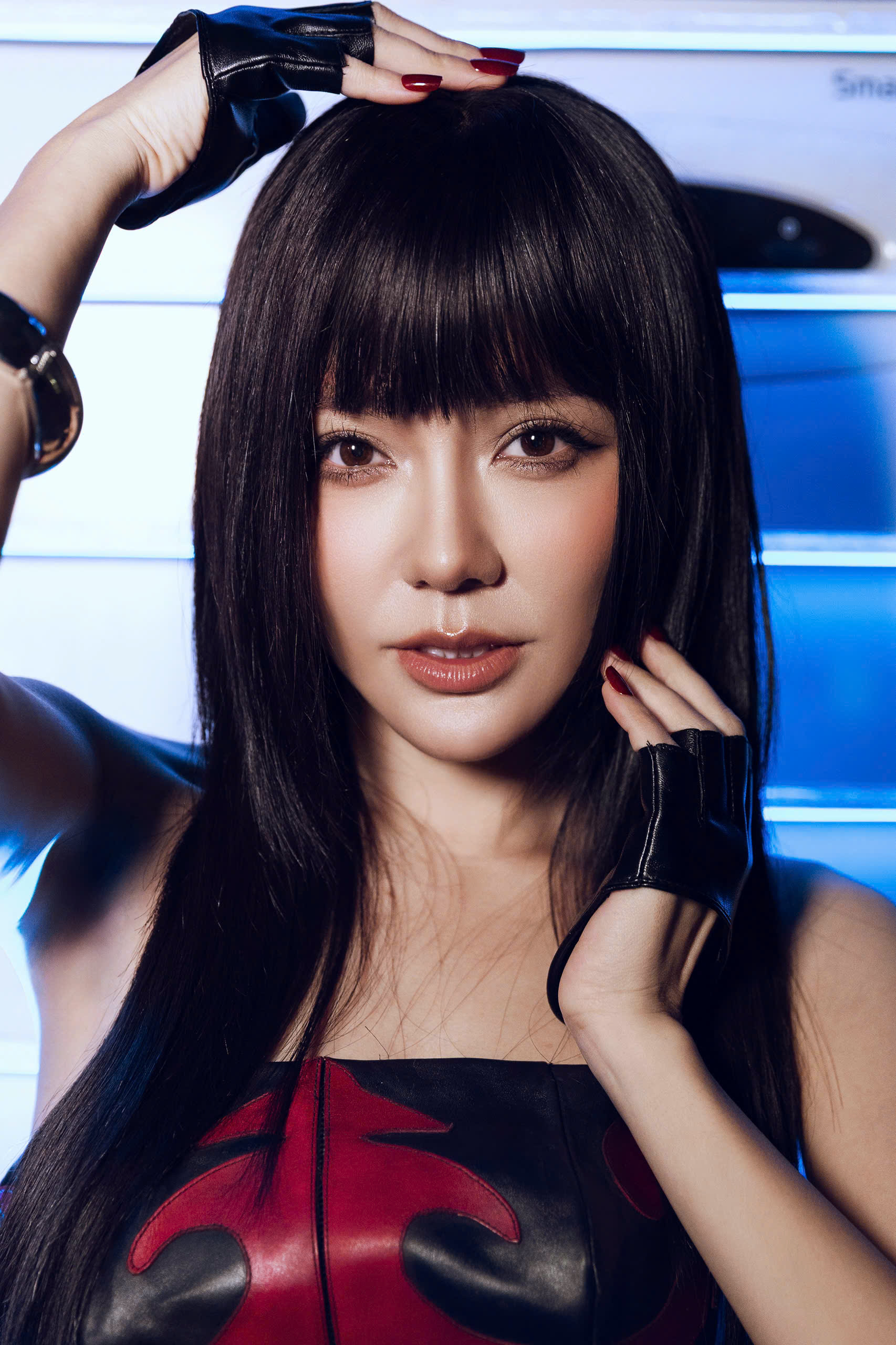 MC Thu Thủy thay đồ trong hậu trường VIFW