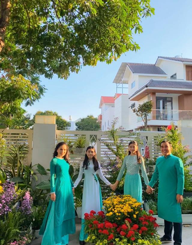 Tài sản của MC Quyền Linh- Ảnh 11. Gia đình Quyền Linh đón Tết tại nhà