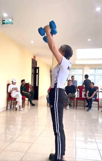 Nữ Đại tá là NSND, U60 tóc bạc trắng vẫn trẻ đẹp khó tin: Tập tạ thường xuyên NSND Thu Quế đang tập tạ