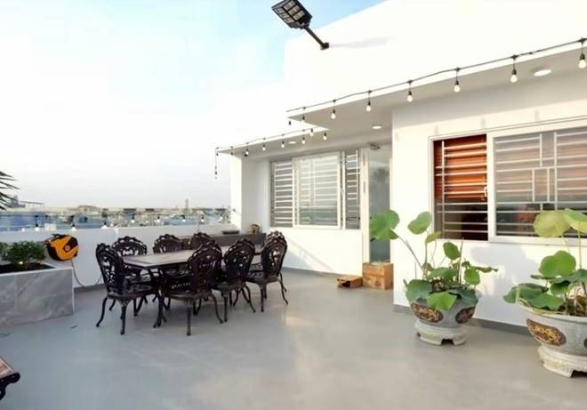 Không gian tầng thượng rộng rãi với bàn ghế ngoài trời