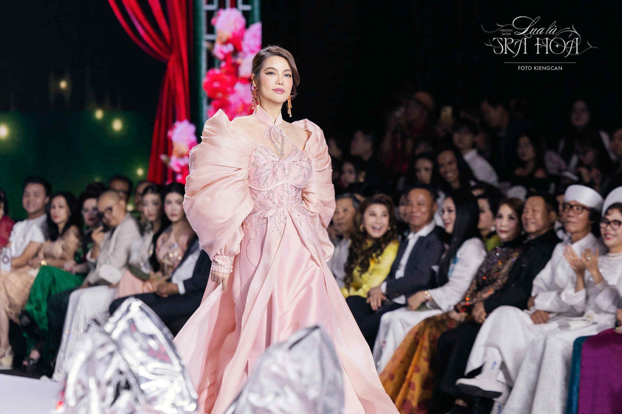 Cô tham gia các sự kiện thời trang Trương Ngọc Ánh tại sự kiện thời trang