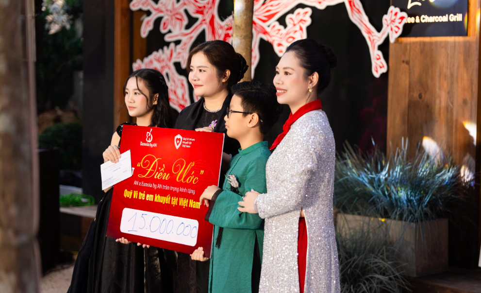 Hai thiết kế được đấu giá 15 triệu đồng.