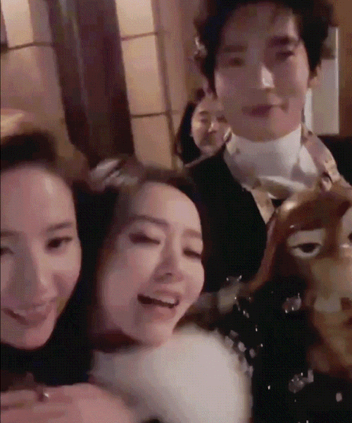 Lưu Diệc Phi khoác vai thân mật Vu Thích