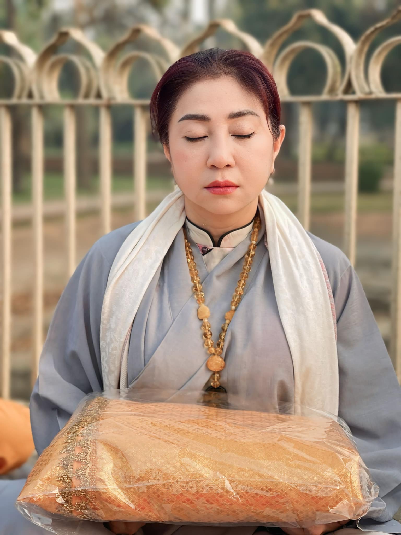 Nữ nghệ sĩ 3 lần đổ vỡ hôn nhân, từng uống thuốc tự tử: U60 sống chậm sau hàng chục lần lên bàn mổ- Ảnh 4. Nữ nghệ sĩ tìm an yên trong Phật giáo sau biến cố