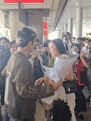 Liên Bỉnh Phát và bạn gái tình tứ