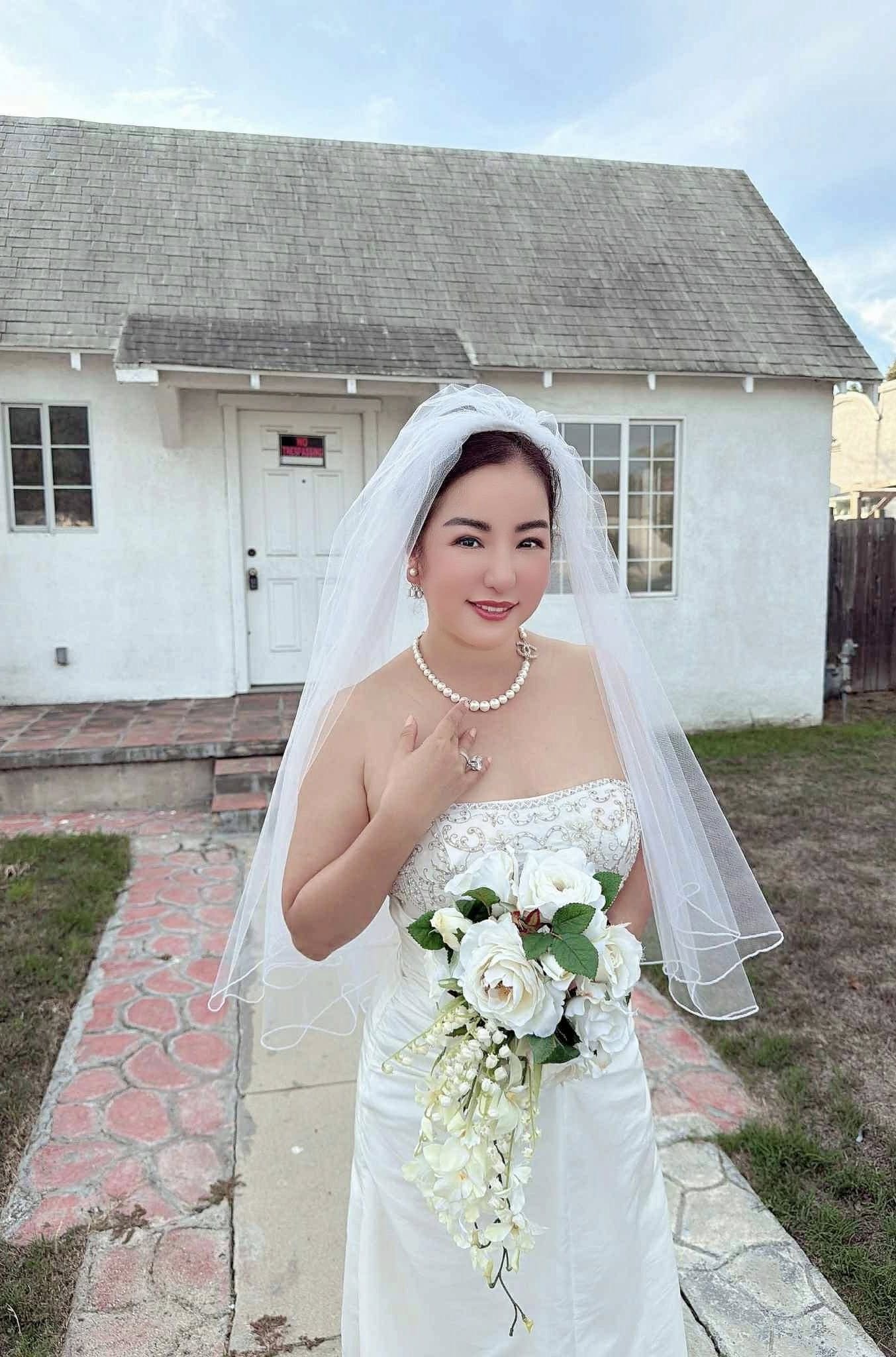 Thúy Nga hạnh phúc diện váy cưới