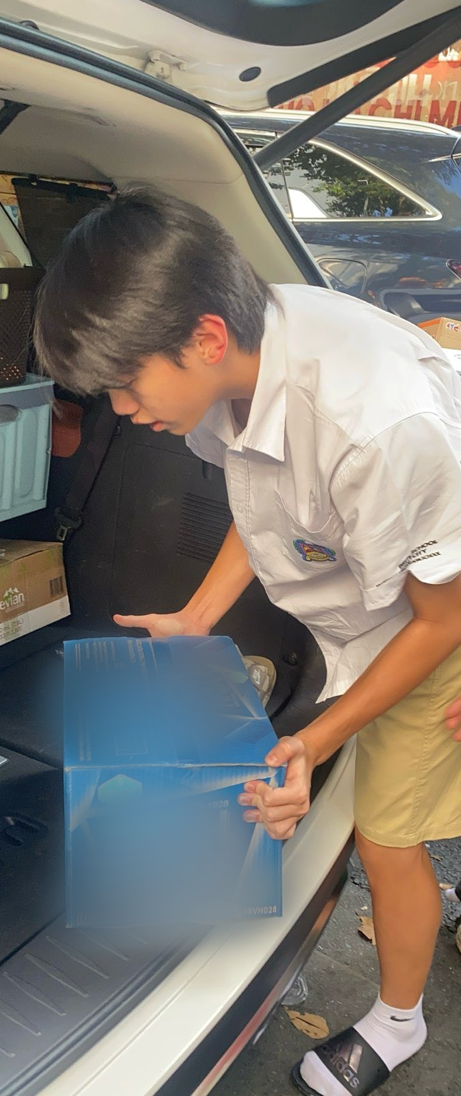 Subeo đến điểm tiếp nhận đồ cứu trợ Subeo đi học về mua đồ cứu trợ