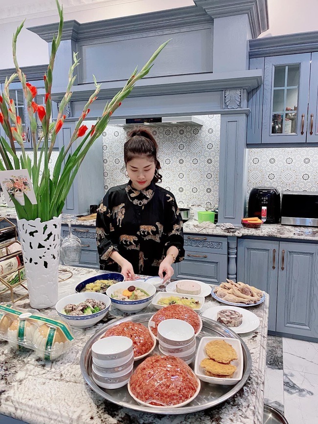 Biệt thự 2 triệu đô trong khu nhà giàu quận 7 của ca sĩ Đăng Khôi- Ảnh 12. Phòng bếp là ý tưởng sáng tạo độc quyền của bà xã Thủy Anh