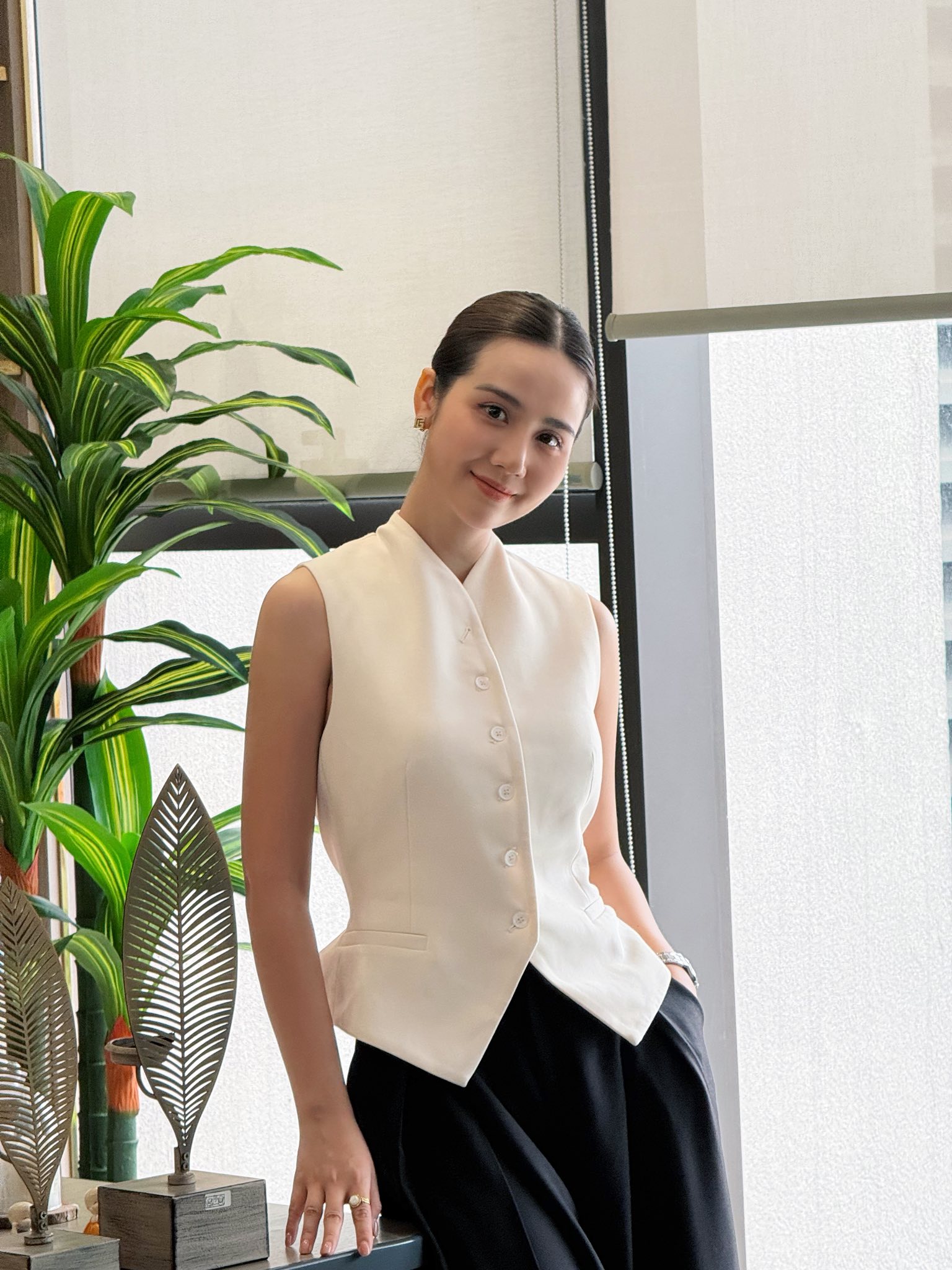 Hình ảnh sang trọng của Huyền Lizzie trong phim