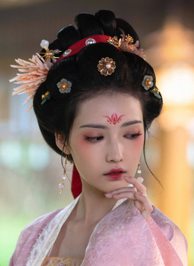 Gia Nại tạo hình cưỡi ngựa kiêu kỳ