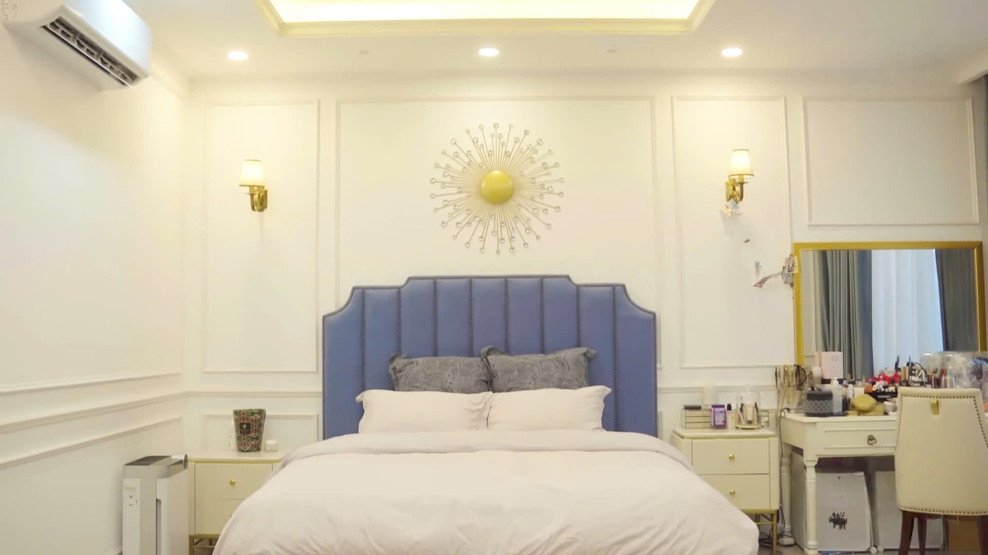 Biệt thự 2 triệu đô trong khu nhà giàu quận 7 của ca sĩ Đăng Khôi- Ảnh 13. Phòng ngủ vợ chồng với thiết kế trang trí bắt mắt và tiện nghi