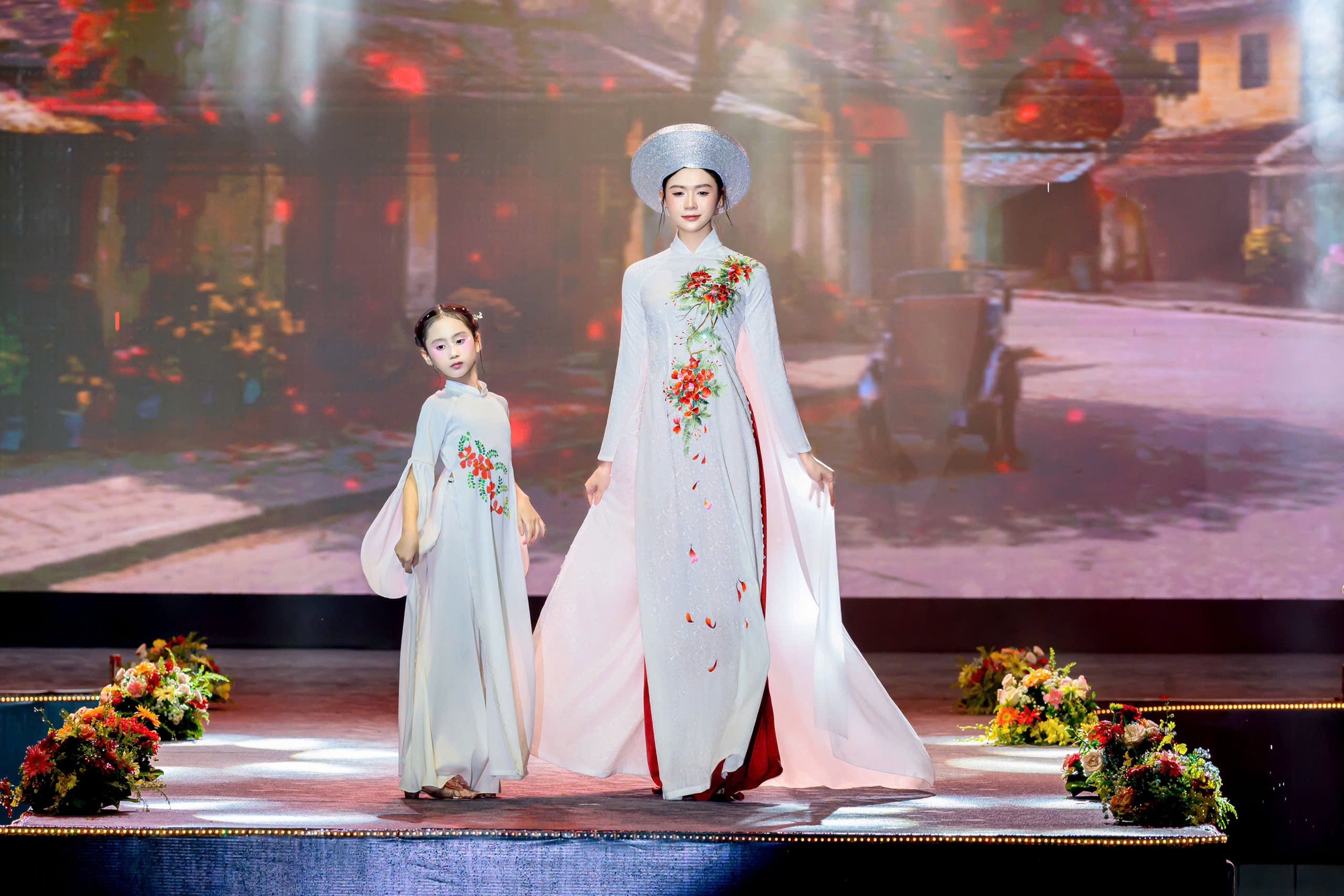 Người mẫu trình diễn áo dài hoa phượng