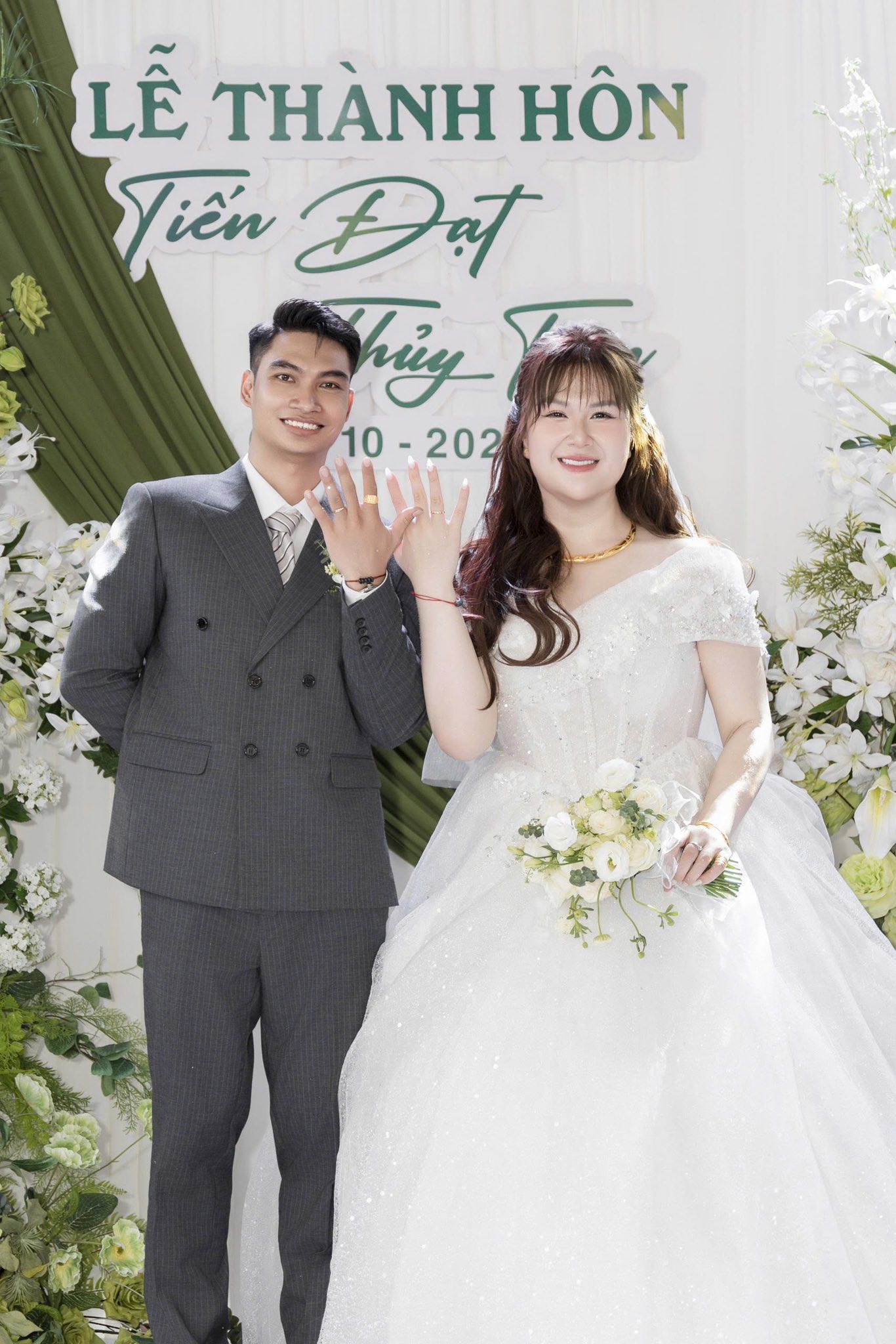 Thủy Tiên và chồng trong lễ cưới