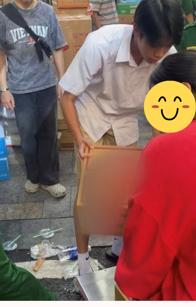 Subeo bê vác đồ cứu trợ tỉ mỉ Subeo bê từng thùng đồ cứu trợ