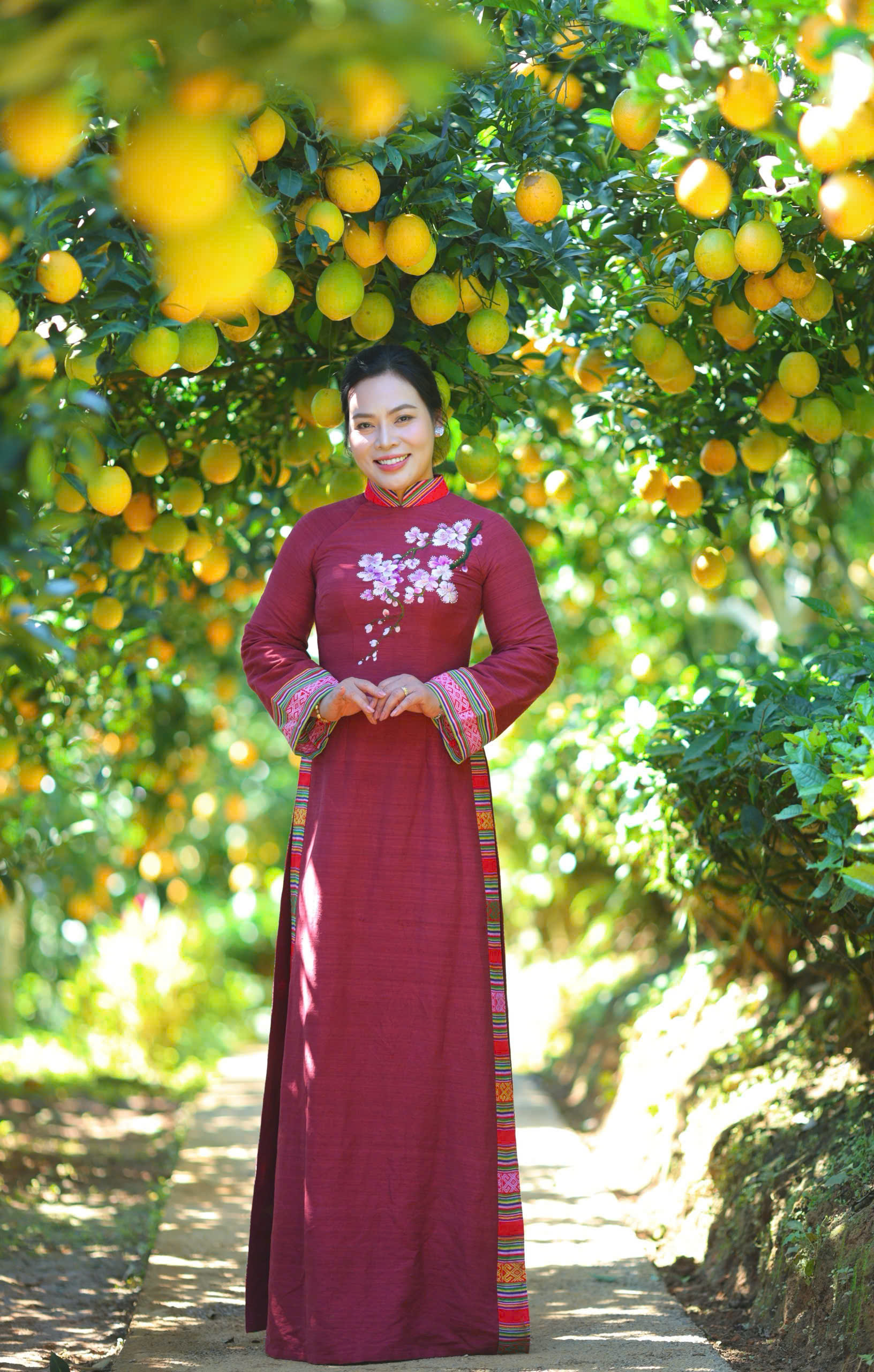 30 thí sinh Hoa hậu Du lịch Dân tộc Việt Nam 2025 tỏa sáng với áo dài của NTK Cao Thu Vân- Ảnh 1. Thí sinh trình diễn áo dài