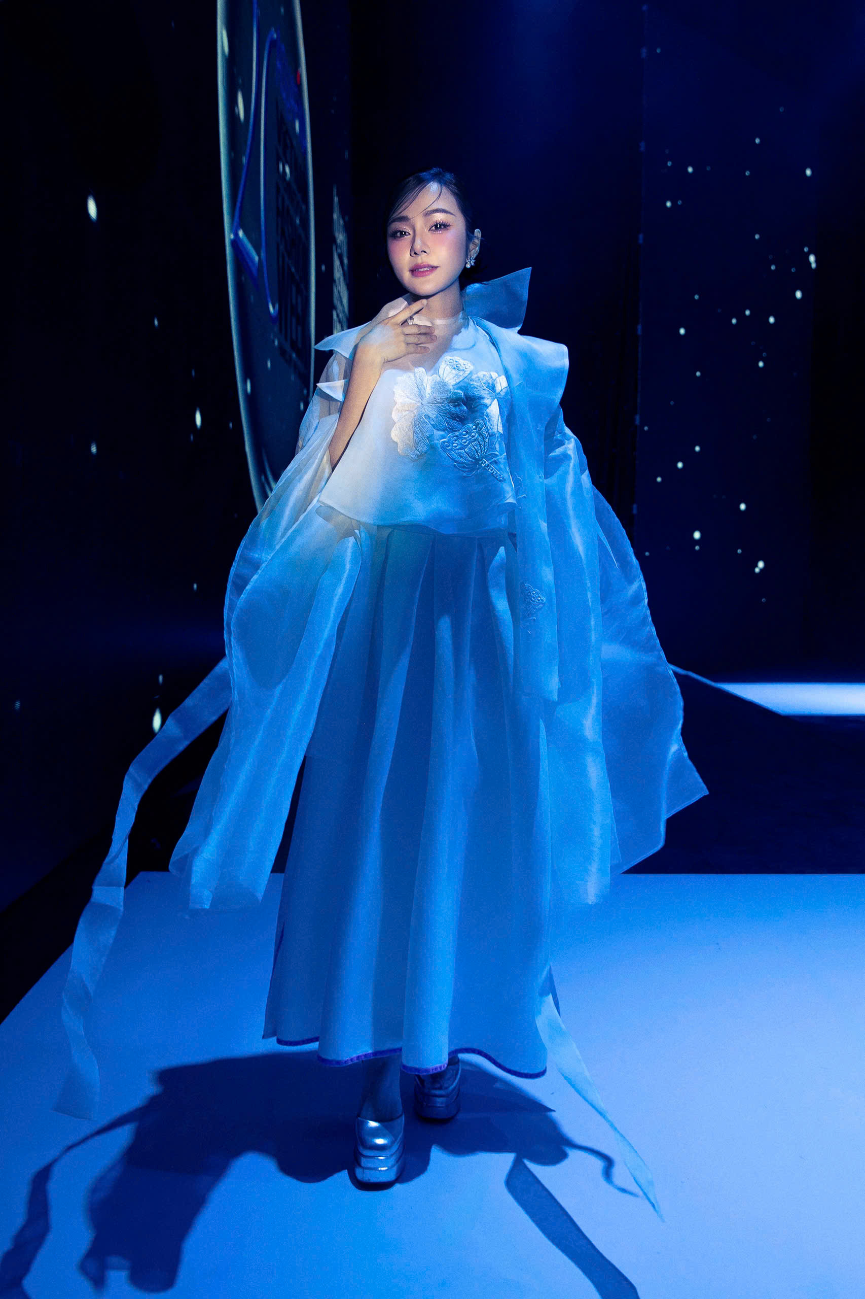 MC Thu Thủy mặc đầm trắng duyên dáng