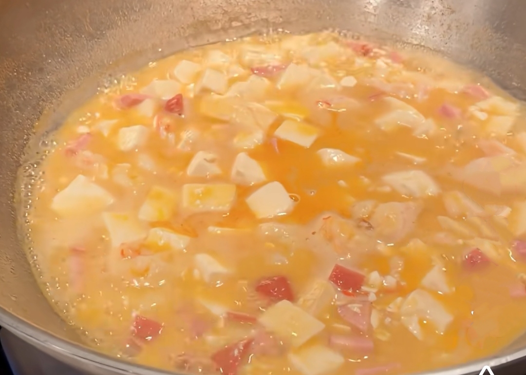 Quá trình xào chế biến món ăn.