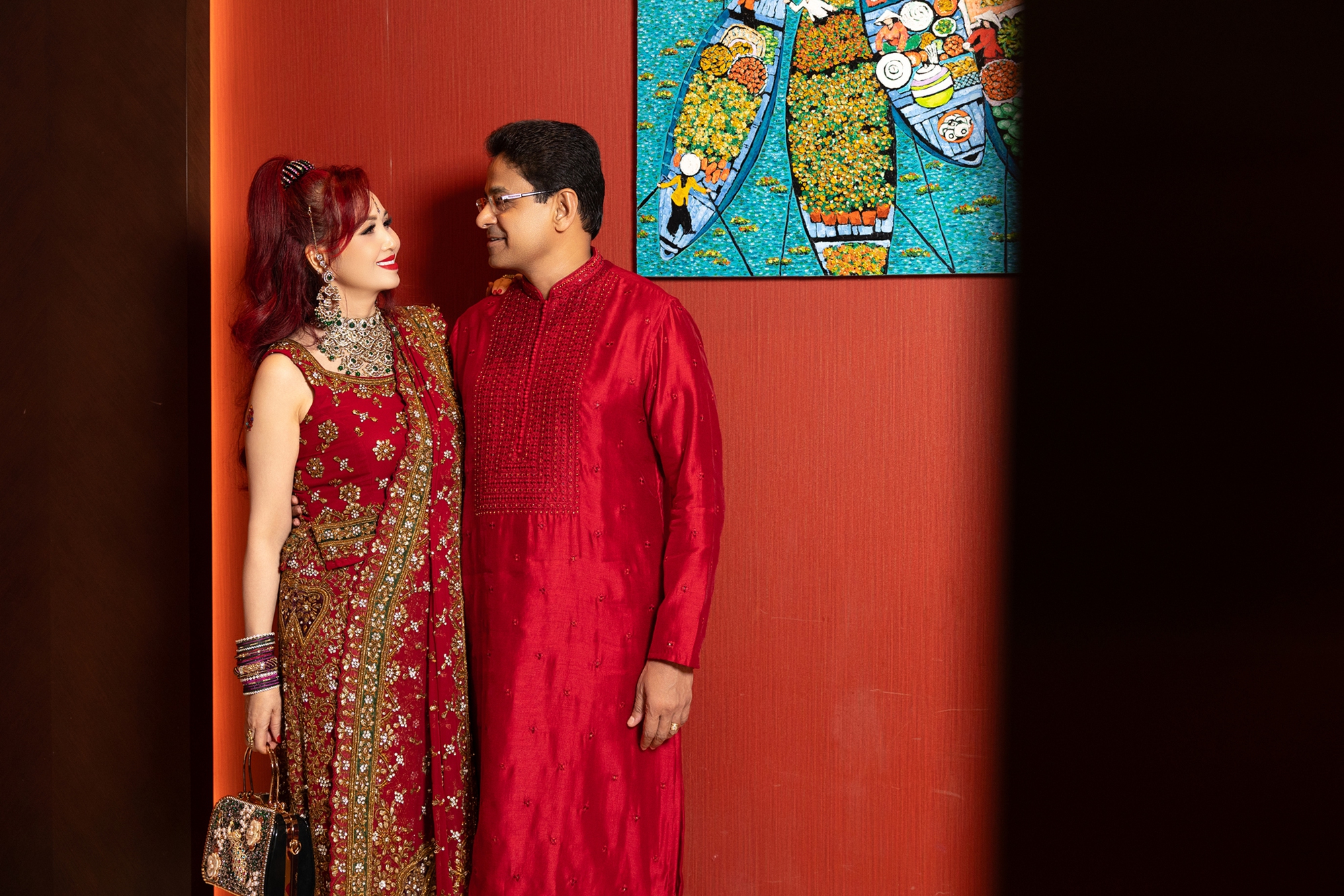 Diệu Hoa trong trang phục sari truyền thống