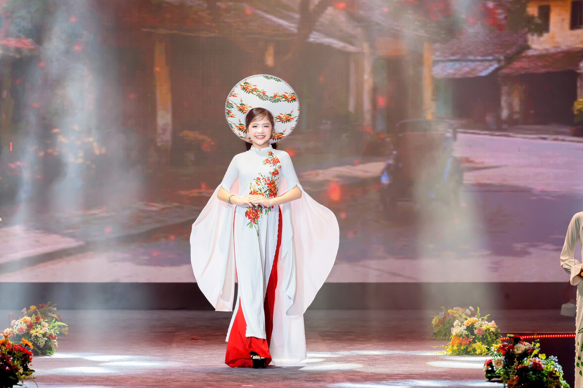 Áo dài vẽ tay và thêu hoa phượng