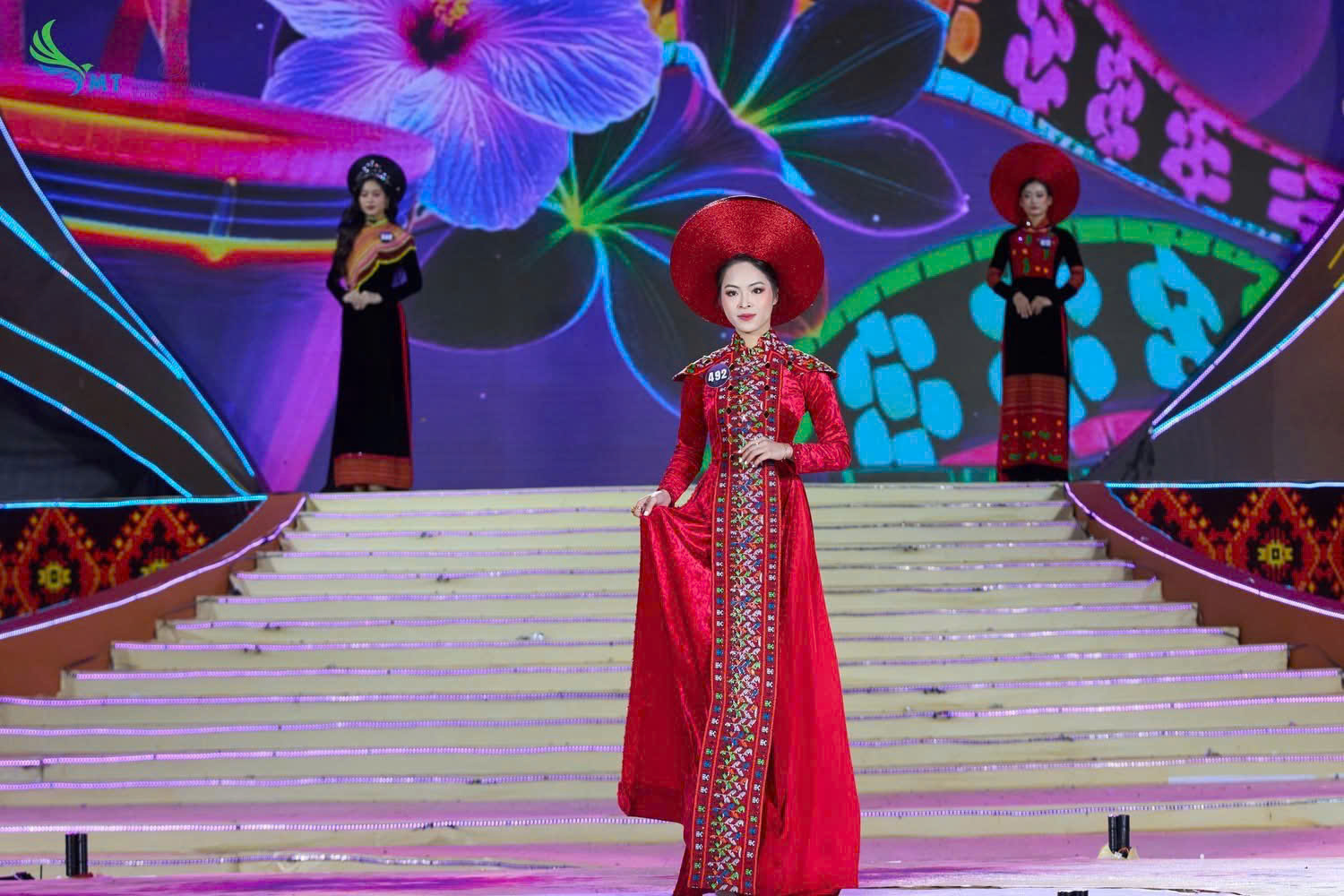 Thí sinh tạo dáng trong bộ áo dài