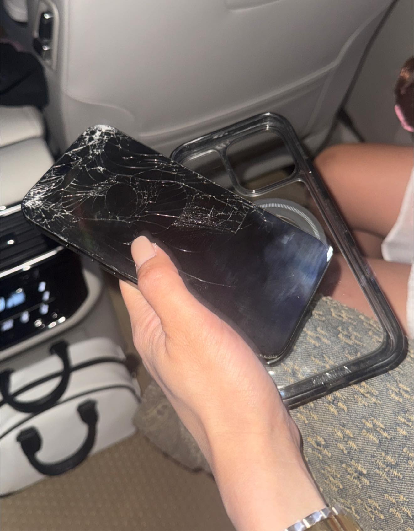 Diệp Lâm Anh đáp trả khi bị nói 'cay cú' vì chồng cũ hẹn hò Á hậu- Ảnh 3. Điện thoại Diệp Lâm Anh bị vỡ nát