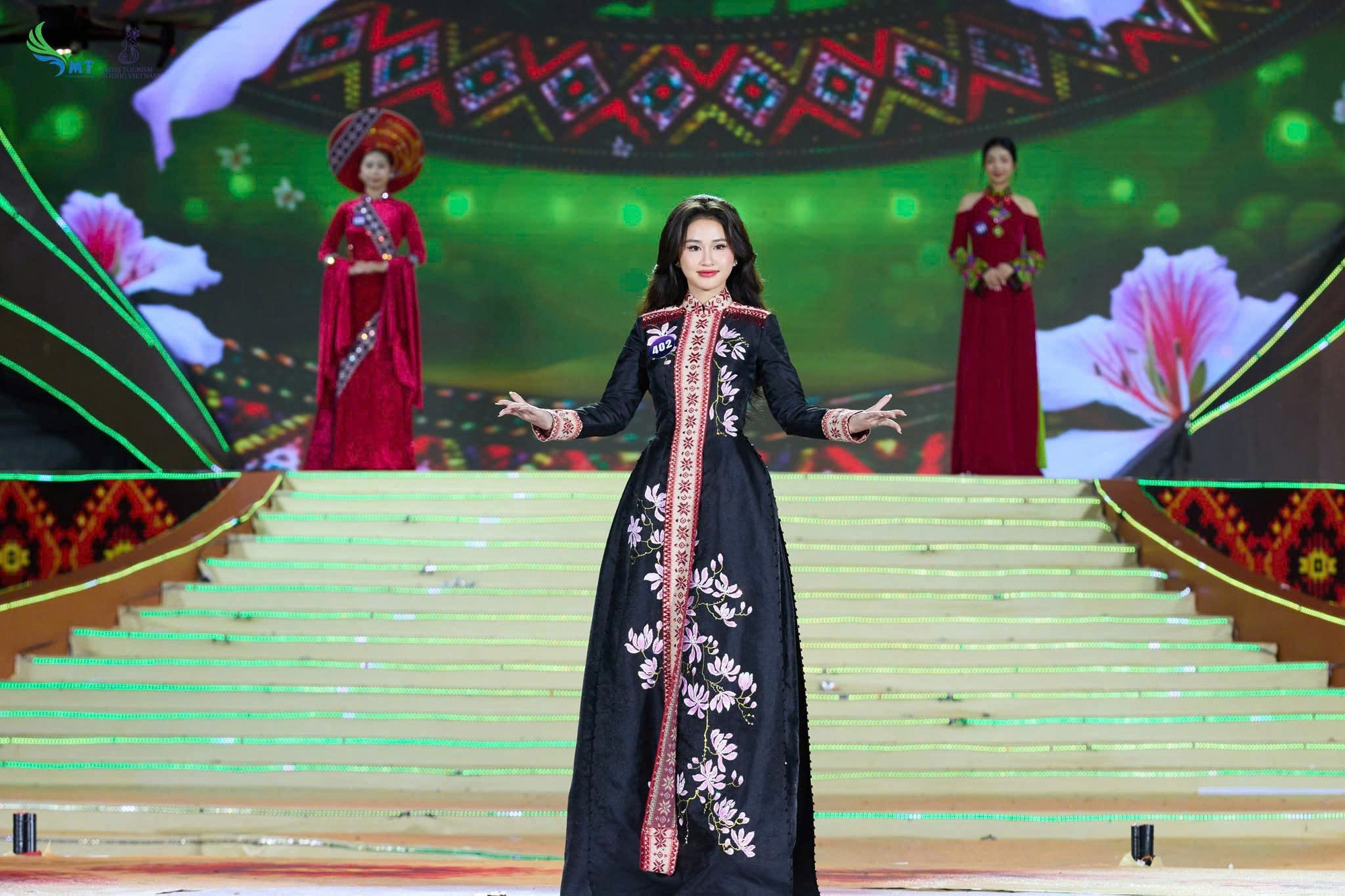 Áo dài họa tiết thổ cẩm