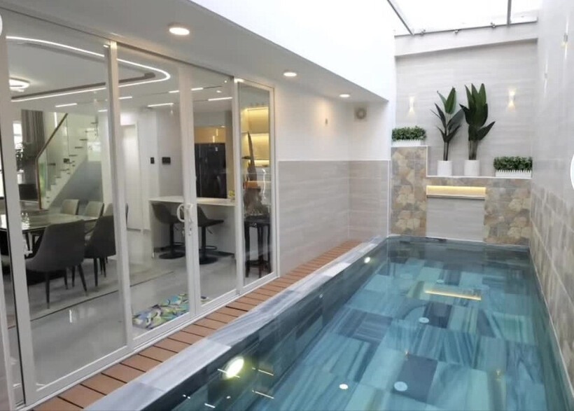 Bể bơi cạnh khu bếp trong nhà