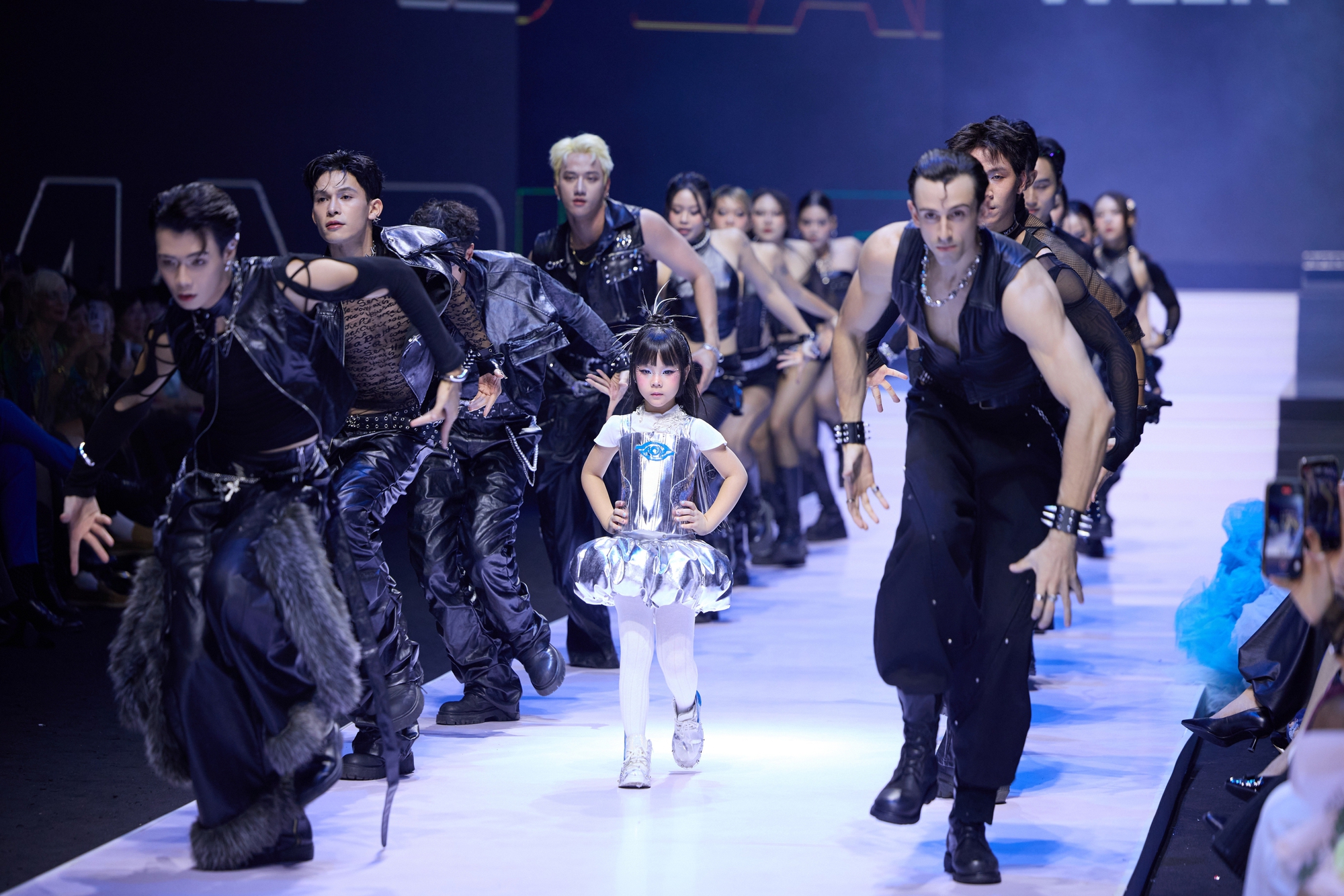 Sella Trương mở màn show thời trang