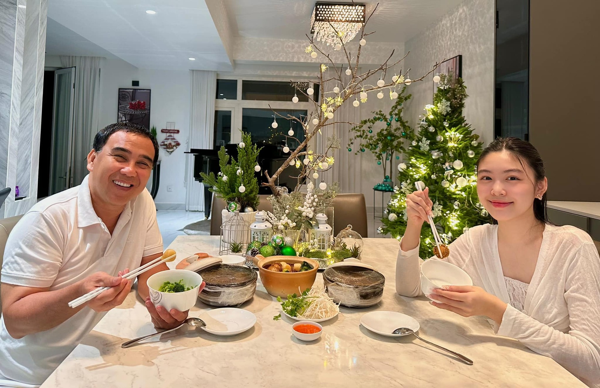 Tài sản của MC Quyền Linh- Ảnh 5. Nội thất biệt thự tông trắng hiện đại