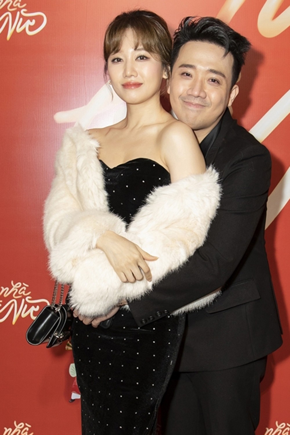 Trấn Thành và Hari Won bên nhau hậu trường sân khấu