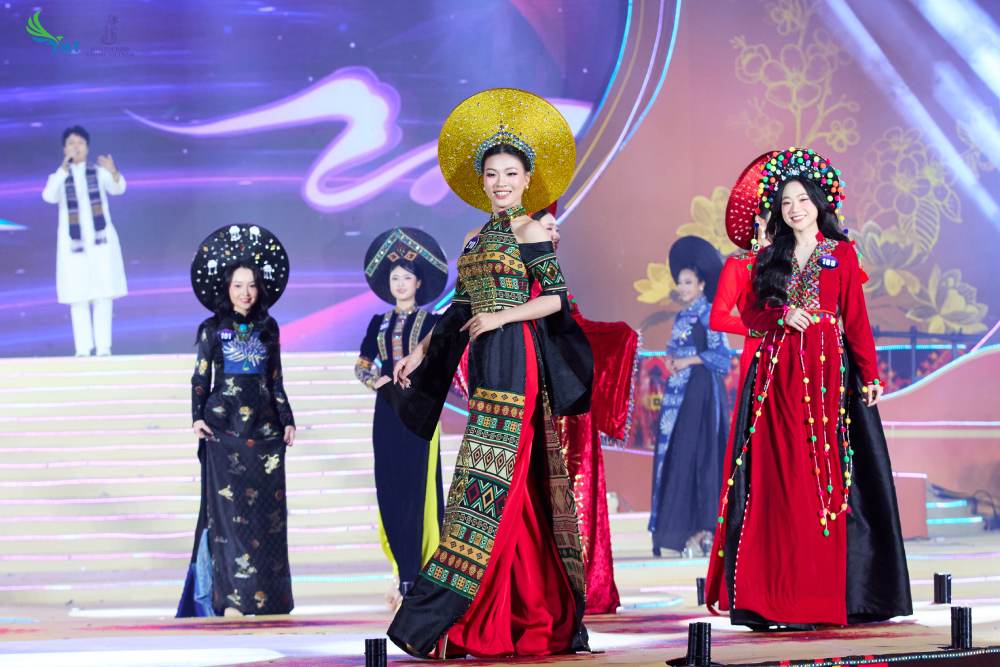 30 thí sinh Hoa hậu Du lịch Dân tộc Việt Nam 2025 tỏa sáng với áo dài của NTK Cao Thu Vân- Ảnh 2. Thí sinh trong bộ áo dài truyền thống