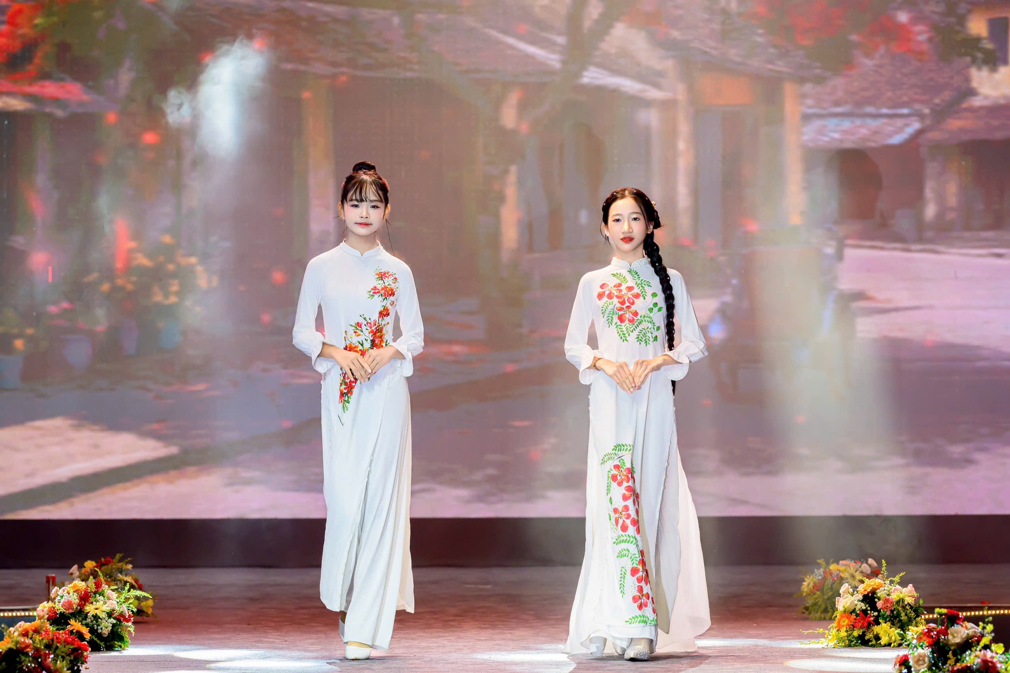 Nghệ nhân thêu tay hoa phượng