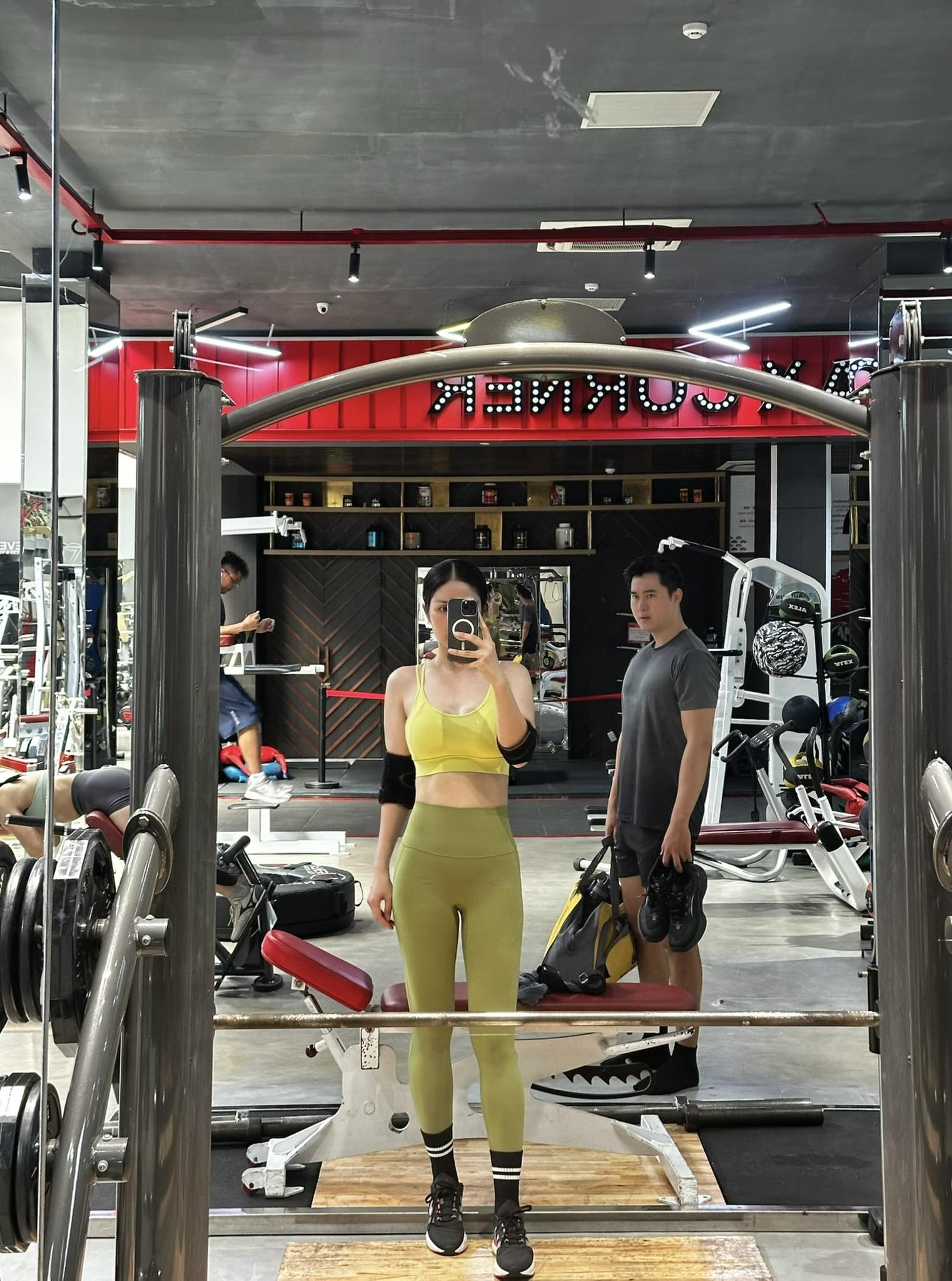 Bức ảnh tập gym cùng chồng trẻ