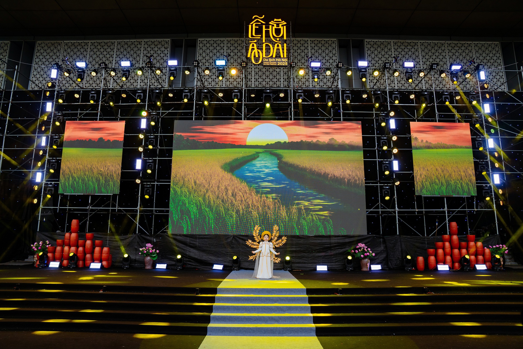 Hoài An catwalk với nét mềm mại và trong trẻo