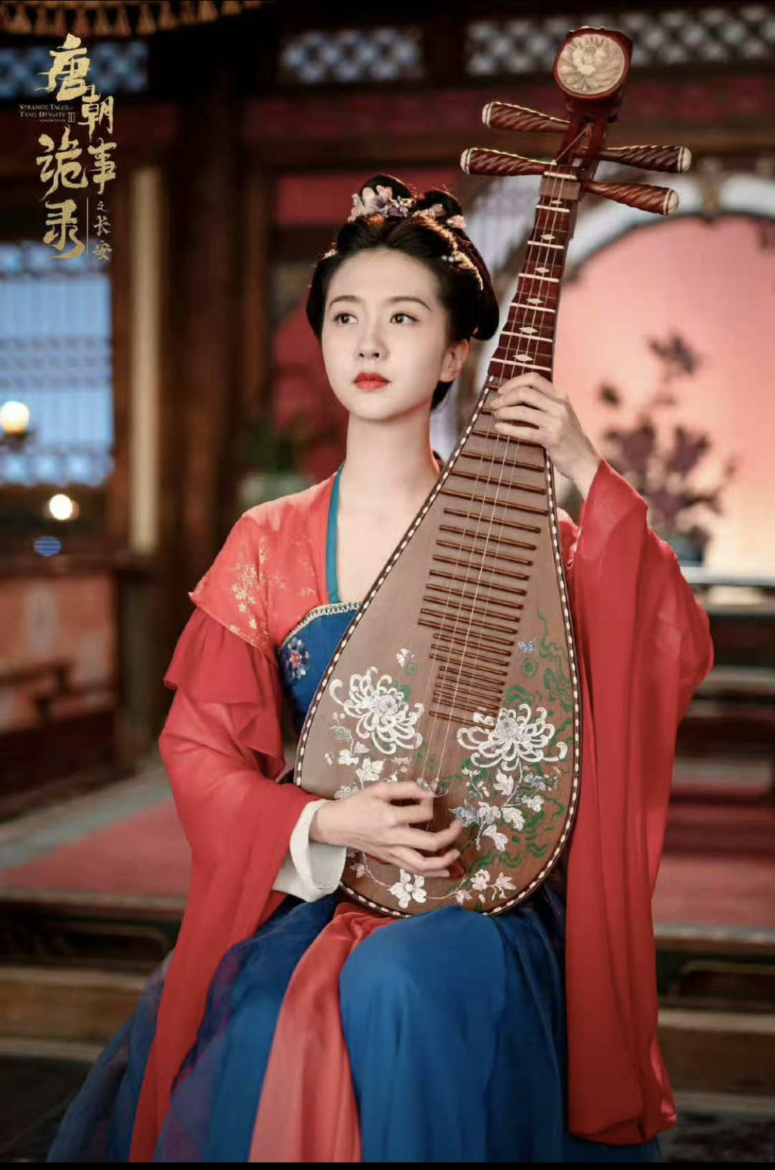 Hứa Linh Nguyệt trong tạo hình ca kỹ hồng y với đàn Tỳ Bà