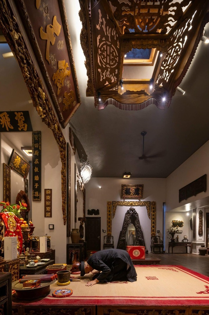 Tủ gỗ chứa các chai rượu truyền thống