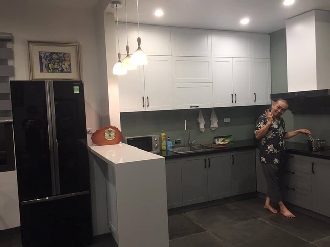 Phòng bếp tone màu ghi sáng, gọn gàng