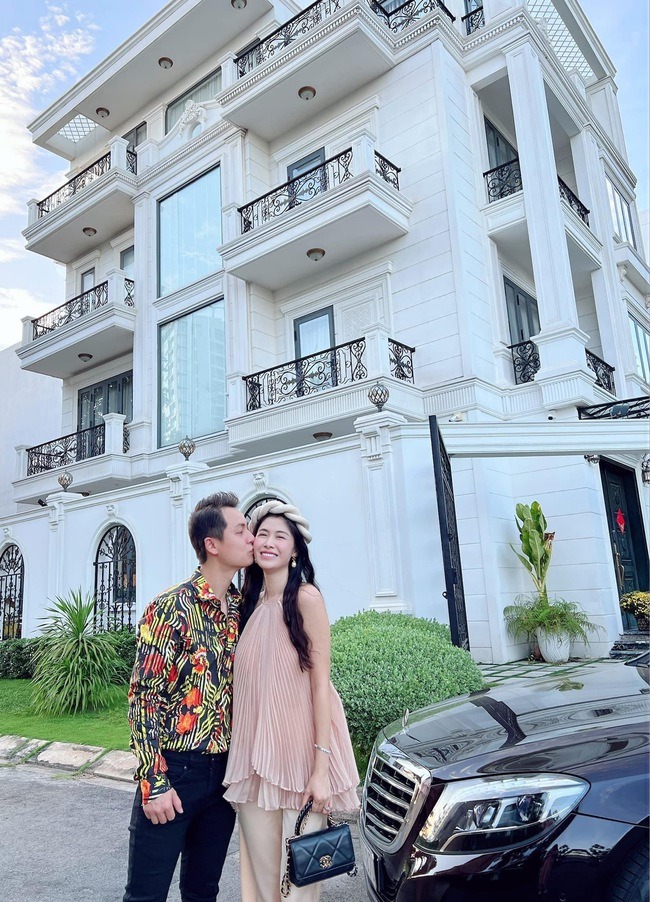 Biệt thự 2 triệu đô trong khu nhà giàu quận 7 của ca sĩ Đăng Khôi- Ảnh 3. Cơ ngơi rộng 300m² này nằm ở vị trí đắc địa trong khu đô thị Phú Mỹ Hưng, TP.HCM