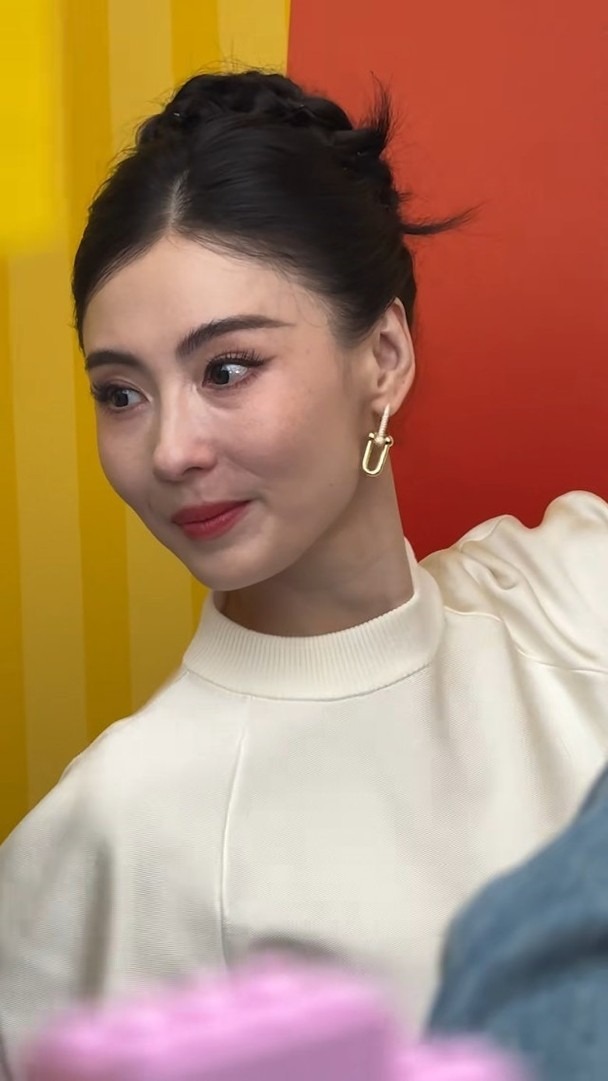 Trương Bá Chi đang làm gì với gương mặt của mình vậy?- Ảnh 1. Gương mặt lạ lẫm, đơ cứng của Trương Bá Chi