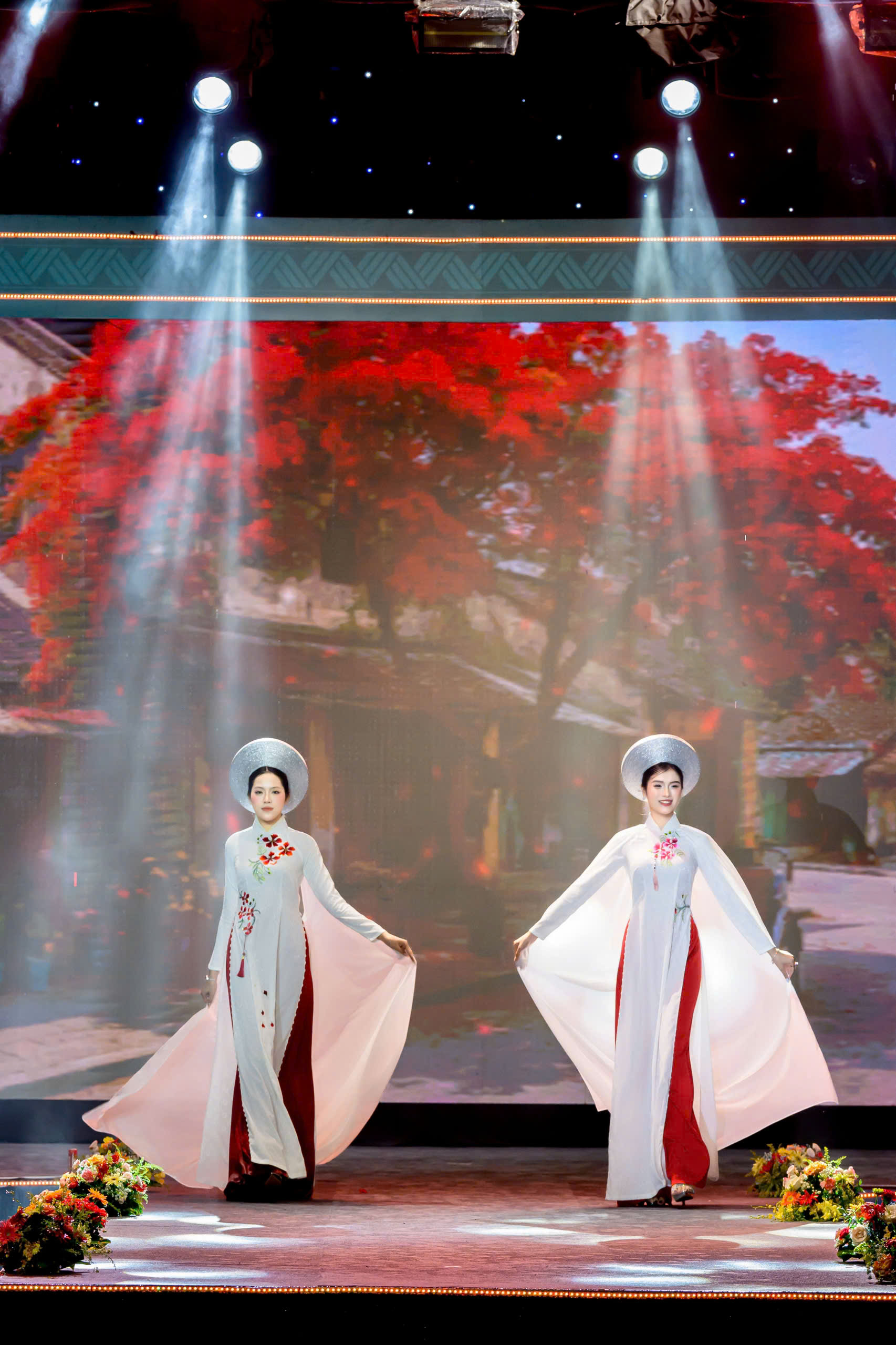 Hoa phượng đỏ trên áo dài Việt