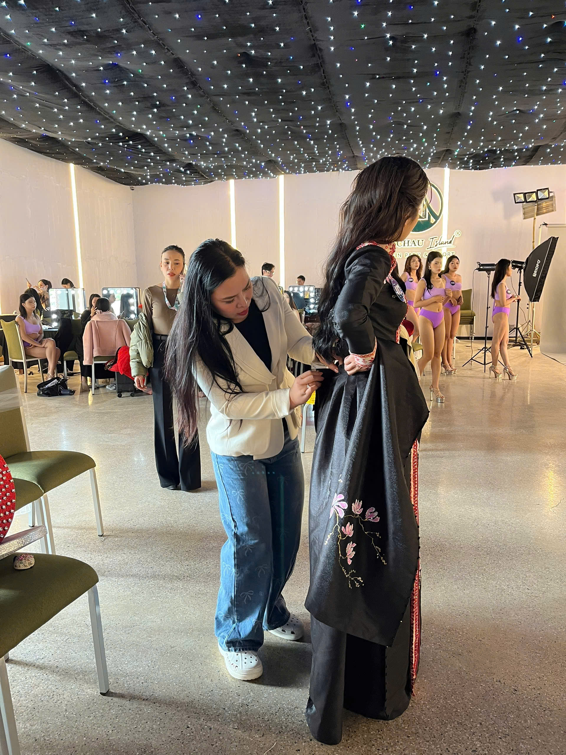 NTK chỉnh sửa trang phục cho các thí sinh. NTK Cao Thu Vân chỉnh trang trang phục