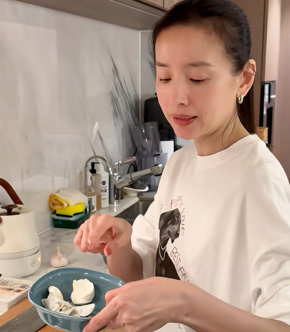 Đổng Khiết hướng dẫn sơ chế các nguyên liệu.